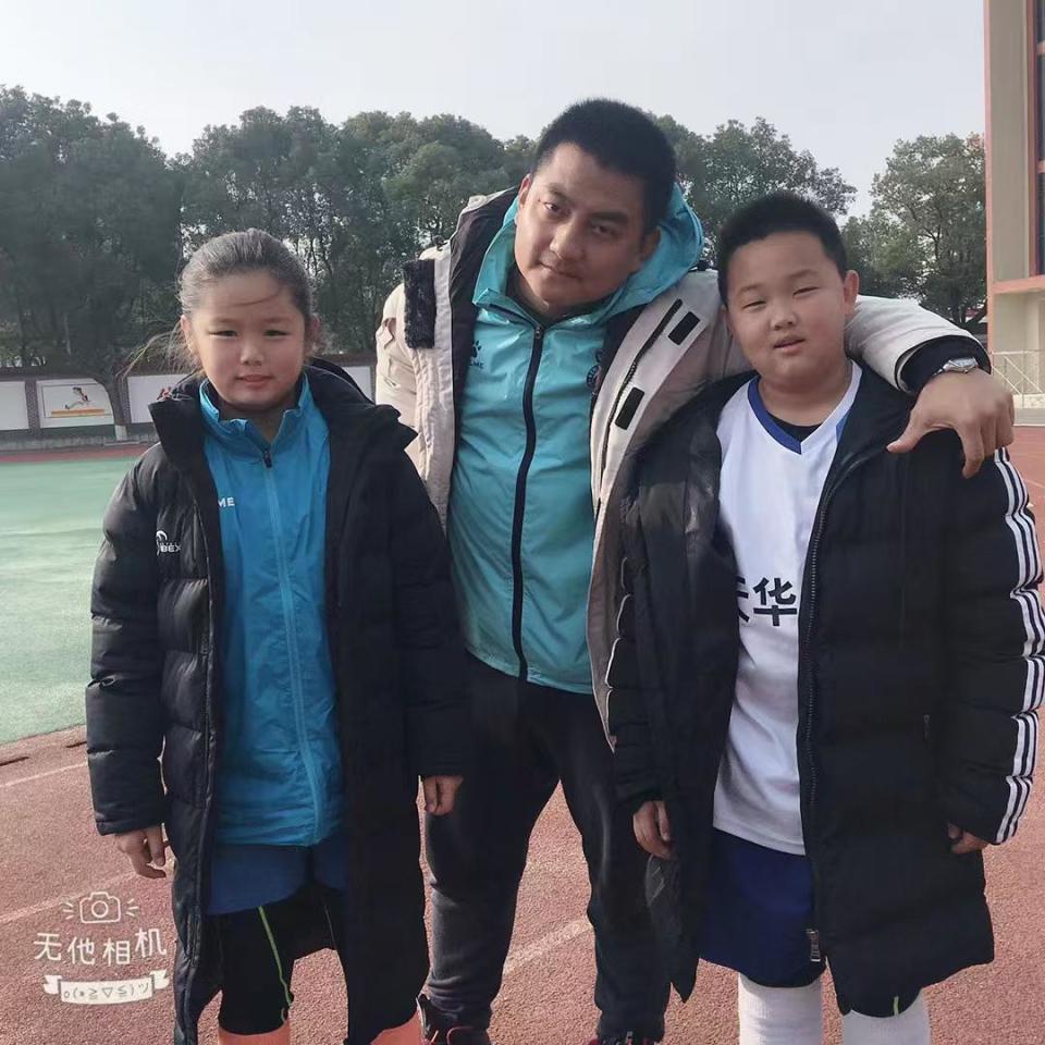 无条件支持, 足球赋予她, 这种支持 无条件支持, 足球赋予她, 这种支持